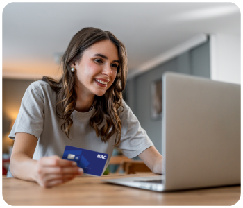 Persona revisando las condiciones y beneficios de extrafinanciamiento con BAC El Salvador