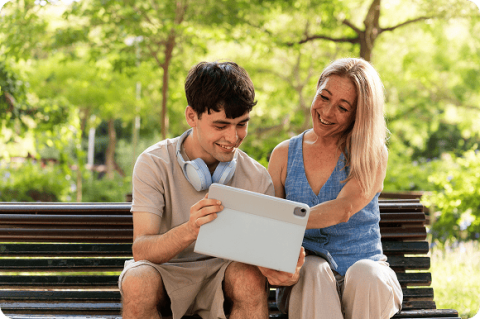 Adolescente con su madre verificando su cuenta juvenil