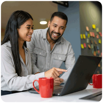 Pareja verificando los beneficios de abrir una cuenta de ahorro digital con BAC Honduras