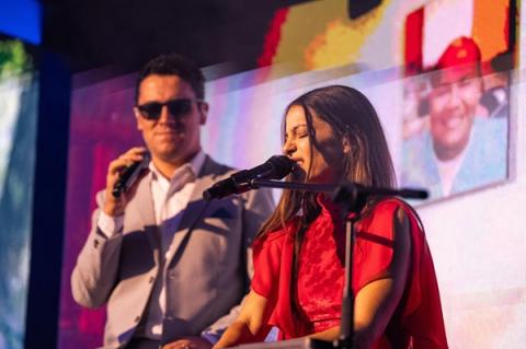 Presentación de Debi Nova y Haury en el evento Viví La Sostenibilidad