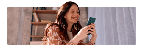 Persona sonriente trasladando su saldo a cuotas con BAC Costa Rica