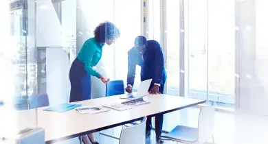 personas verificando datos en laptop
