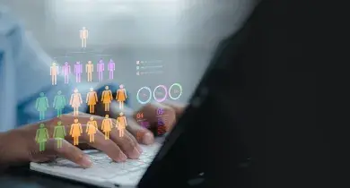 holograma en frente de laptop con datos gráficos