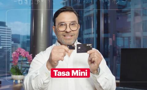 Persona presentando Tasa MIni