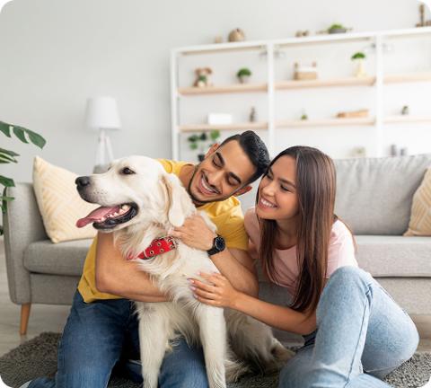 Personas disfrutando de su nueva vivienda con BAC Costa Rica