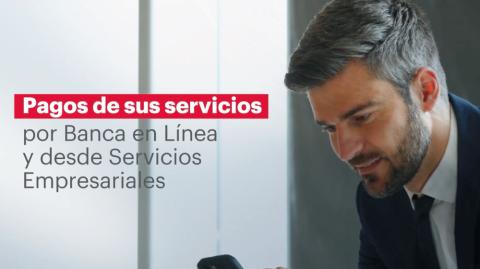 Persona pagando servicios con Paguelo Costa Rica