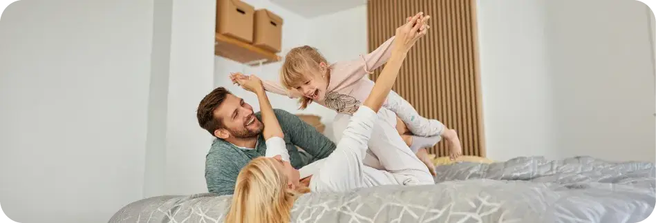 Familia disfrutando en cama