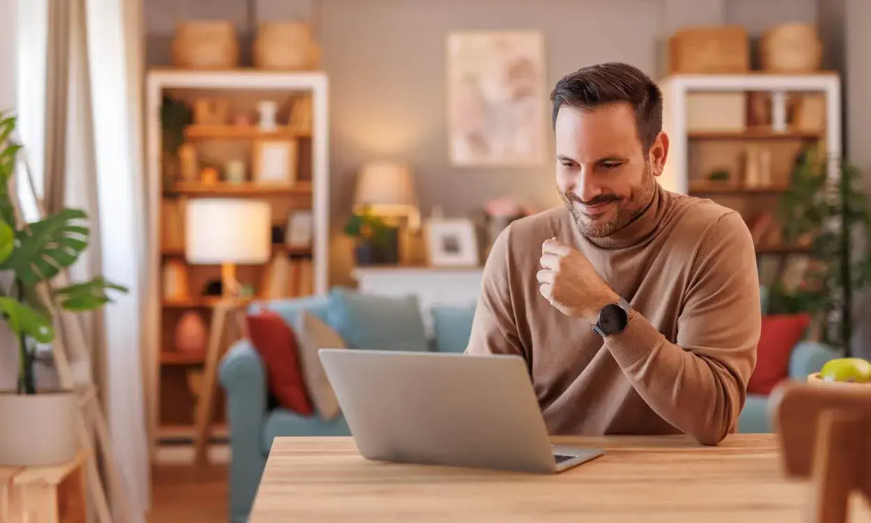 Persona en computadora viendo su banca en línea