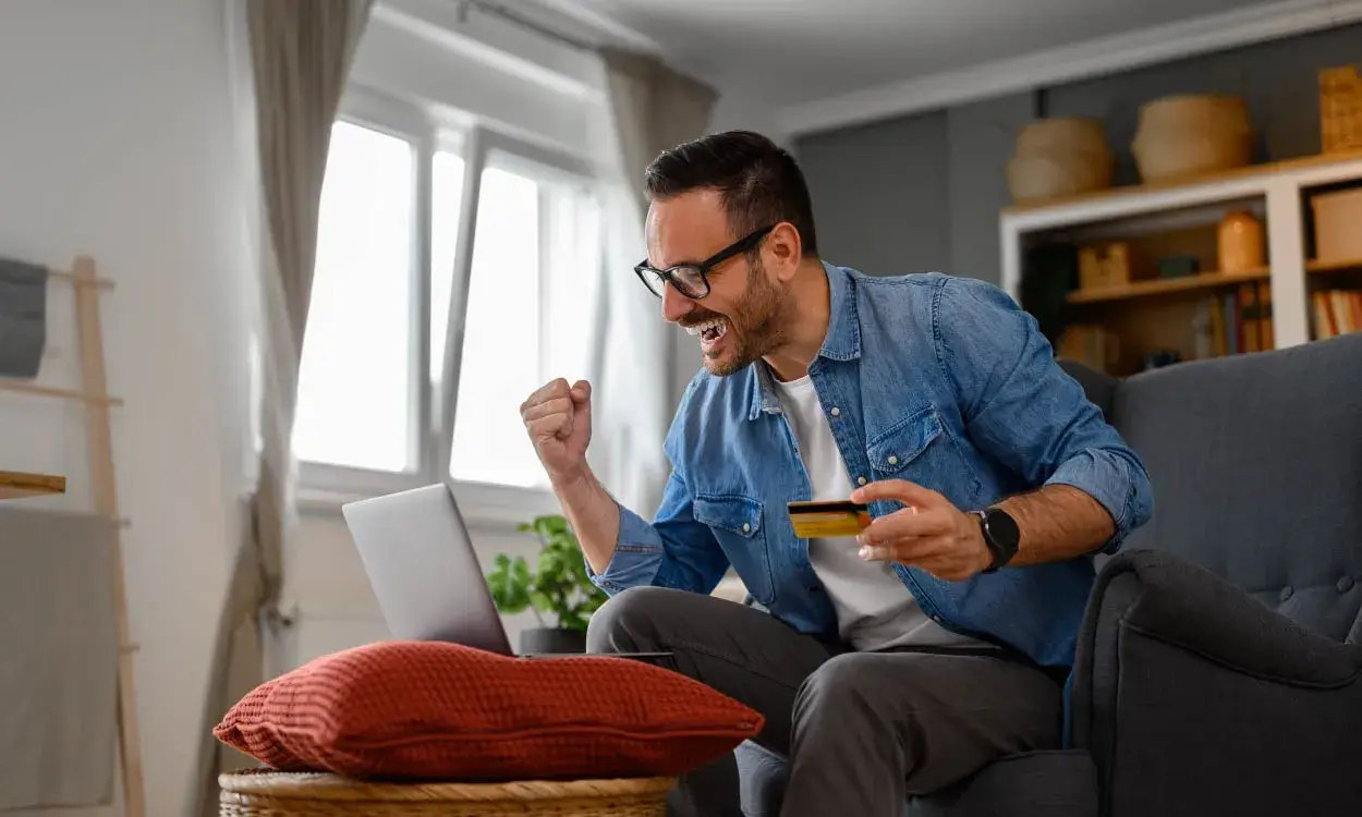Persona con tarjeta de crédito