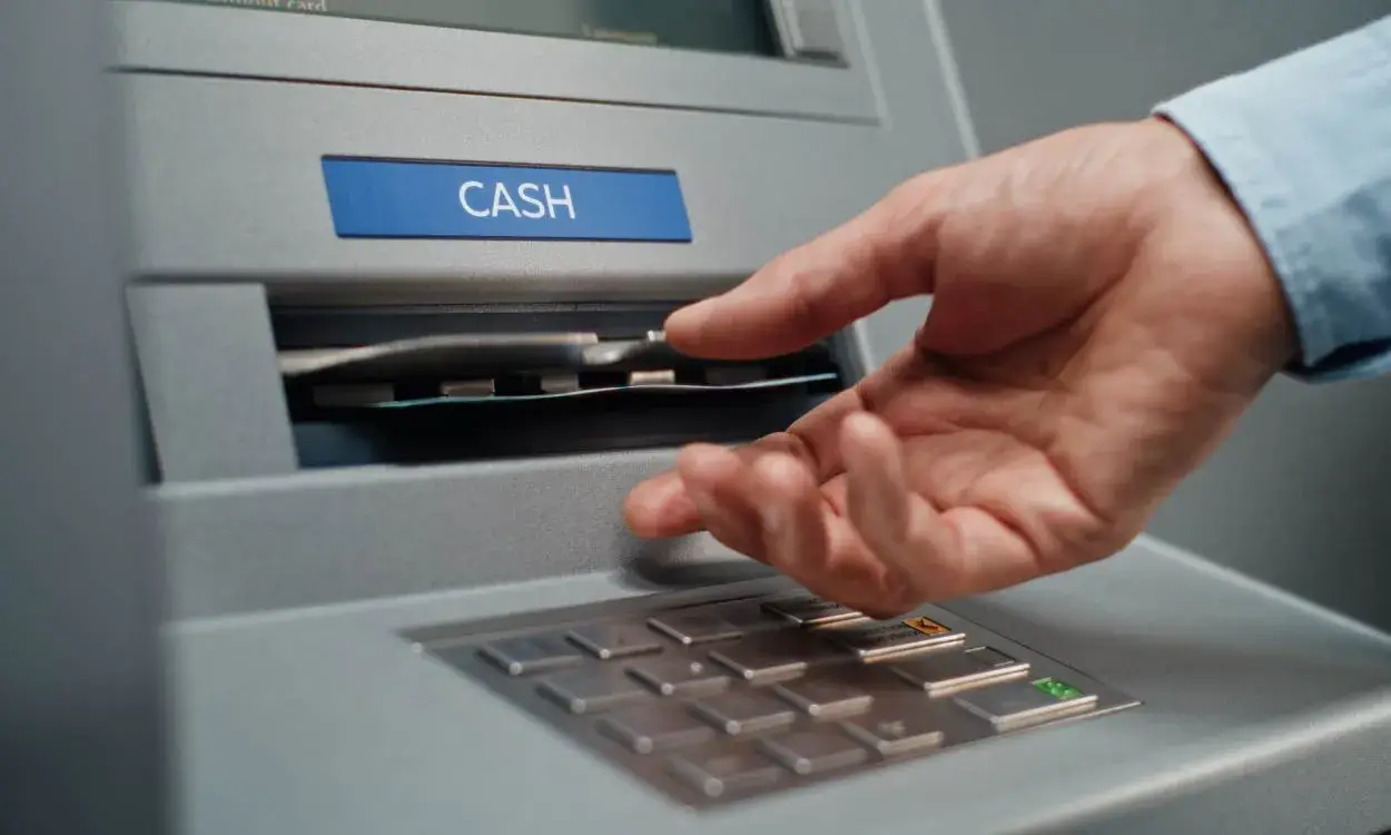 Persona sacando dinero de cajero