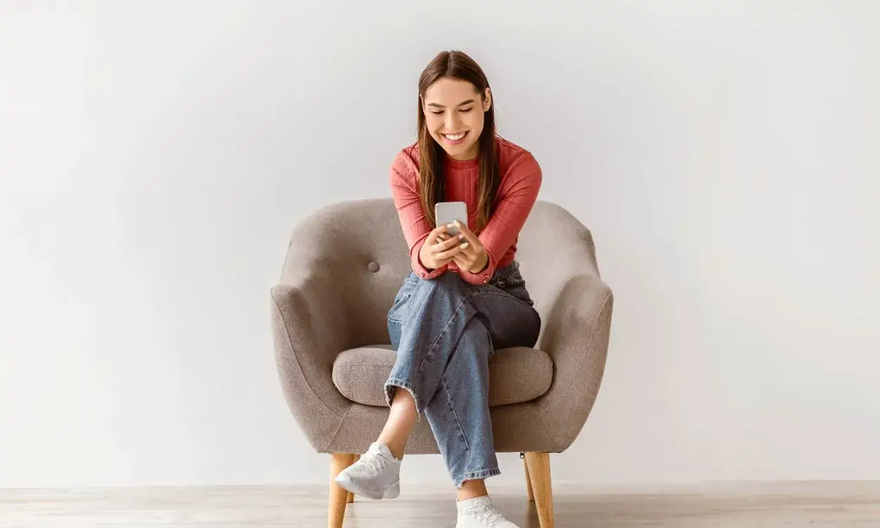 Mujer viendo su teléfono móvil