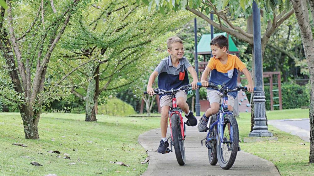 Niños en bicicleta
