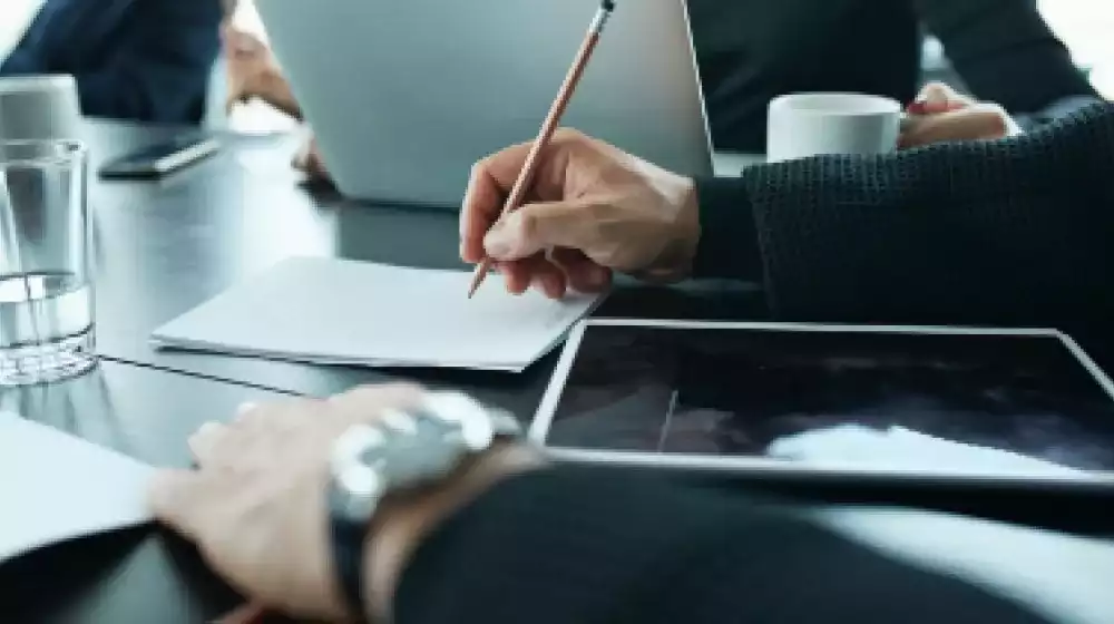 Persona creando una línea de crédito de abasto