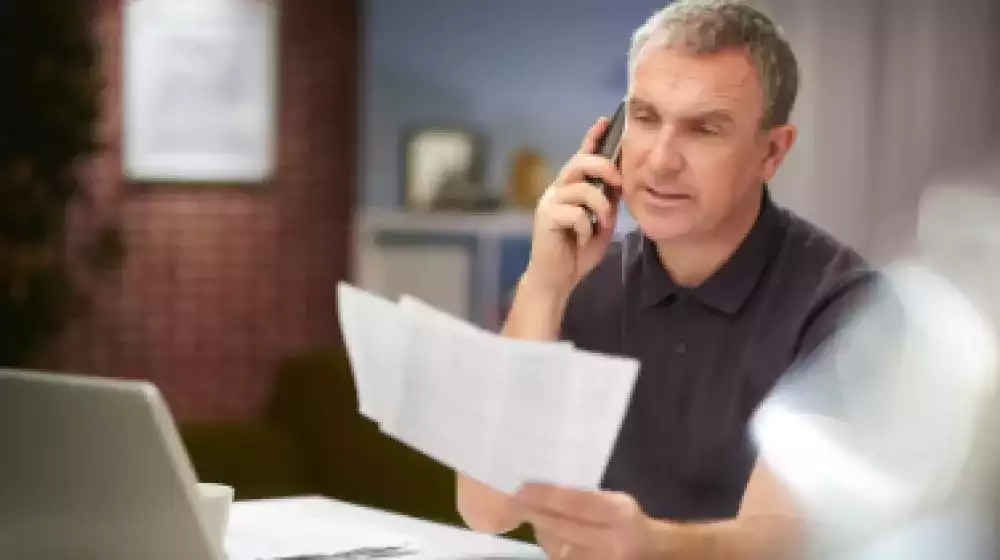 Hombre revisando planillas de empresas