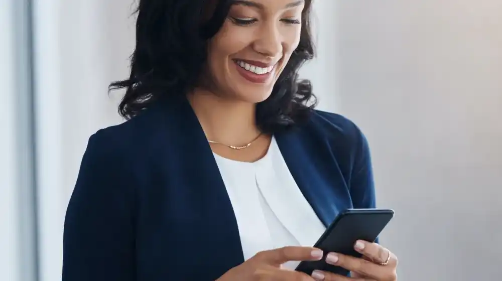 Mujer viendo celular