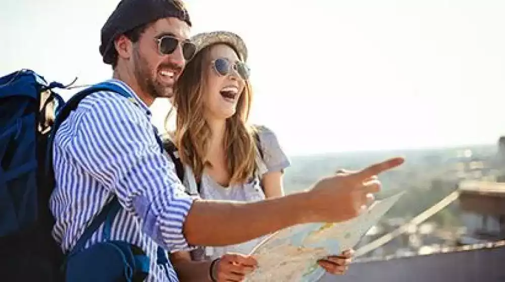 Pareja intentando seguir un mapa 