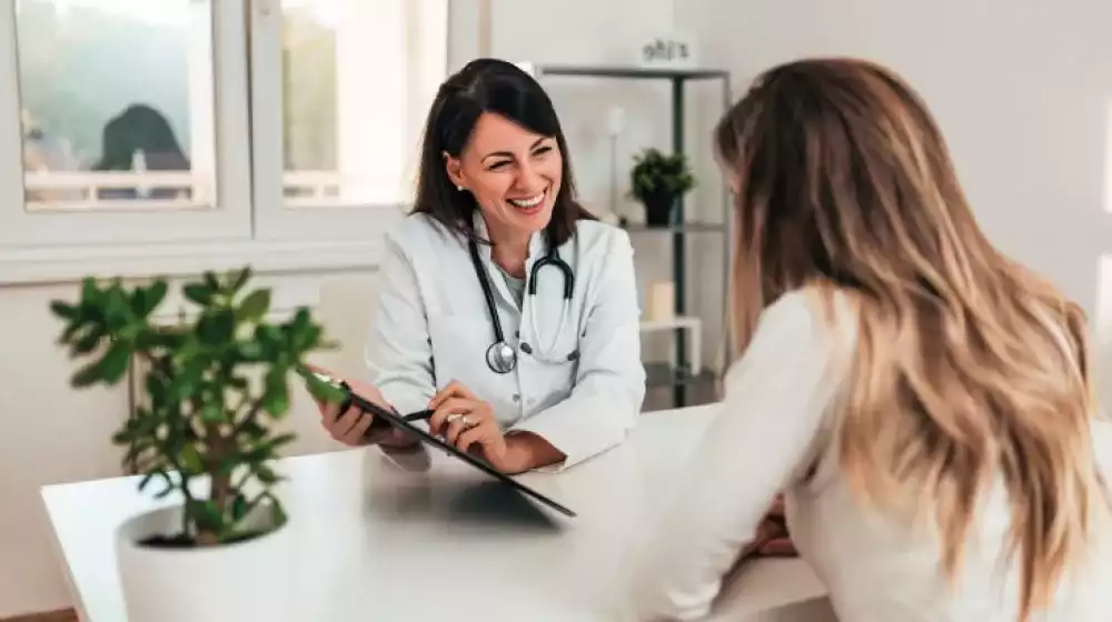 Mujer recibiendo consulta, gracias a promociones BAC