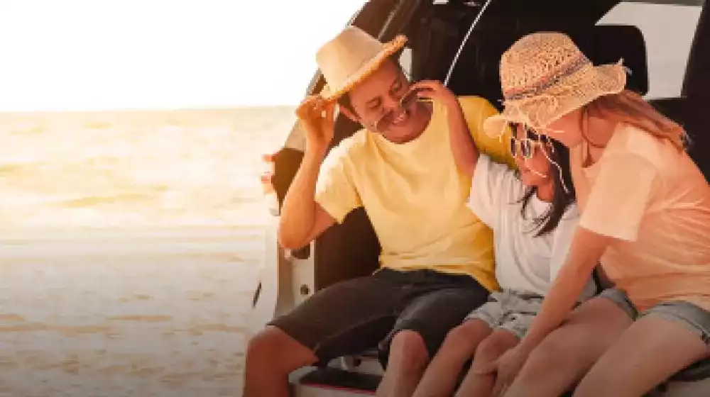 Familia viajando en vehículo