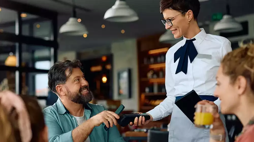 hombre sonriente comprando con google pay