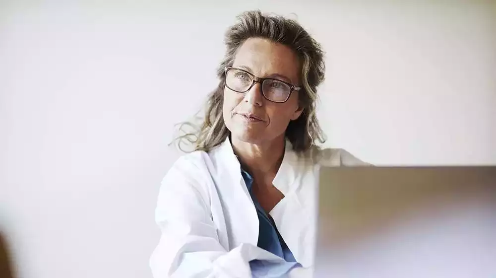 doctora junto a computadora