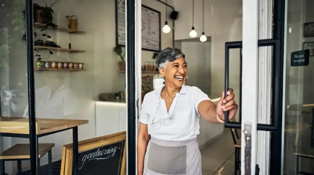 mujer feliz abriendo su negocio