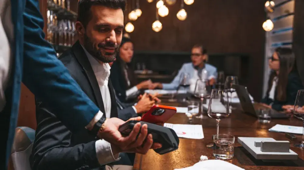 Persona pagando con billetera digital