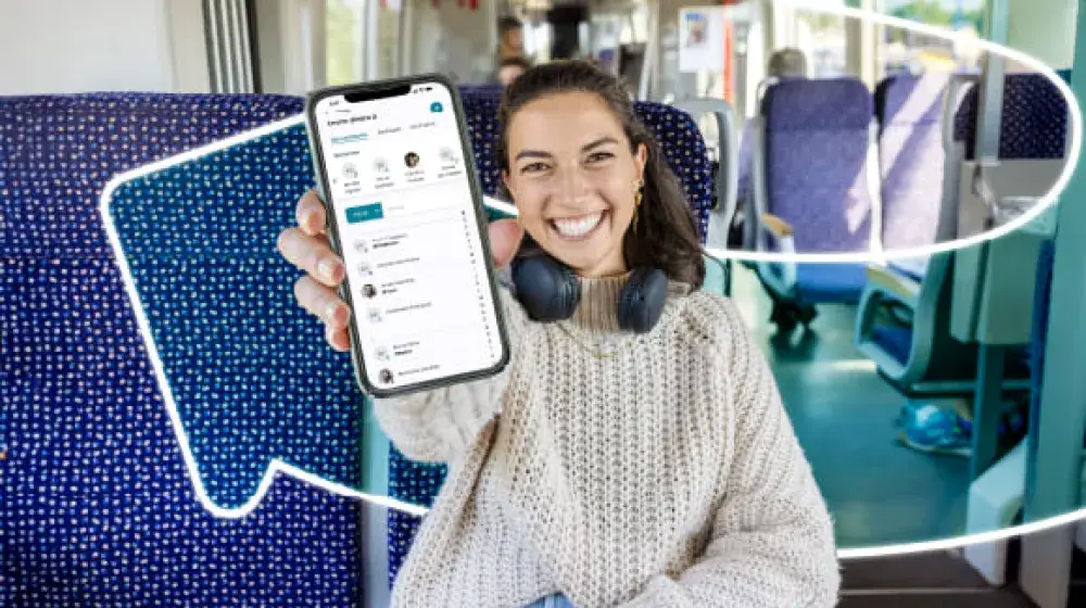 Persona mostrando feliz su telefono con el app Kash de bac, para transferir hasta 600 mil colones diarios