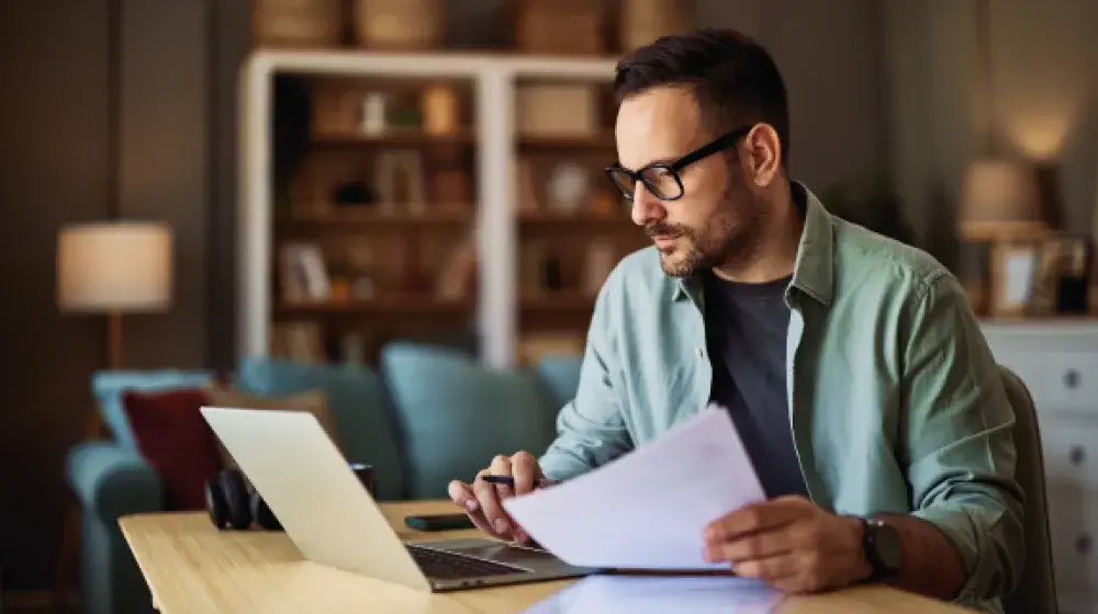 Hombre gestionando sus finanzas