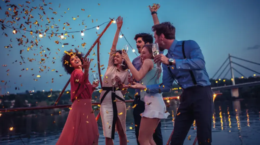 amigos celebrando fiesta