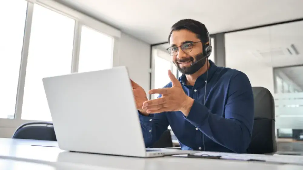 Ejecutivo dando atención personalizada