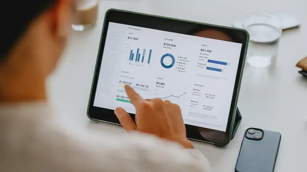 Persona calculando los intereses para recibir por su certificado de deposito a plazo