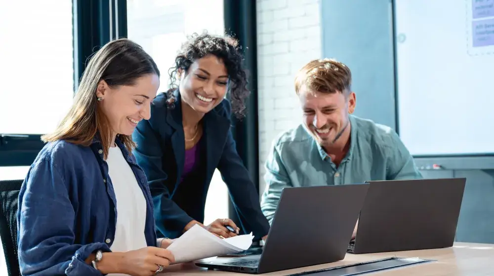 personas aprendiendo a traves de la universidad pymes de manera virtual para cursos y capacitaciones