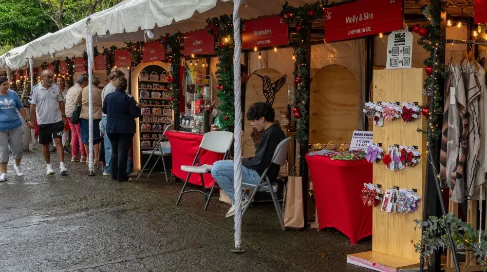 mercaditos para pymes, donde las personas exponen y venden sus productos a los visitantes