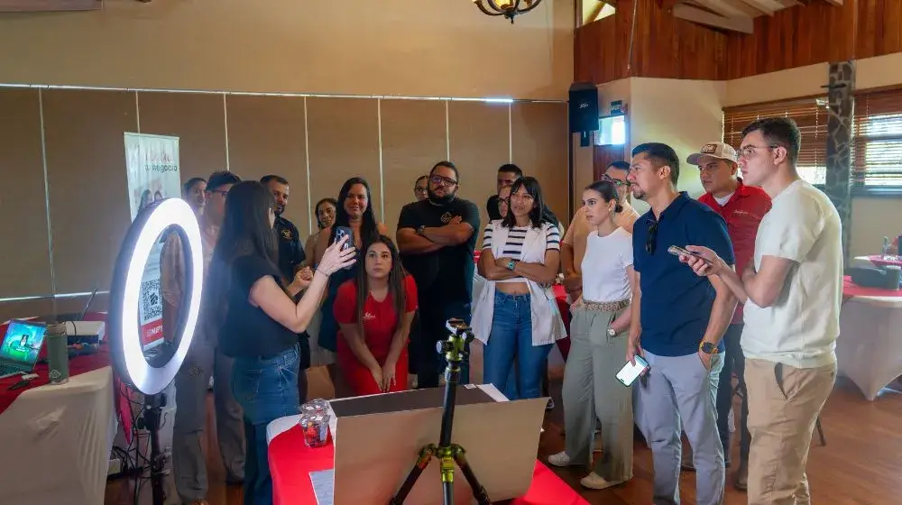 Emprendedores participando de las charlas y talleres impartidas por BAC para impulsar el desarrollo empresaria de pymes
