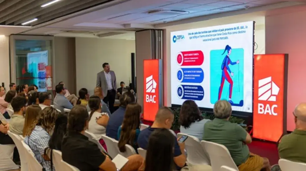 Emprendedoresy dueños de pymes paticipando en el seminario pymes de BAC para compartir experiencias con expositores internacionales
