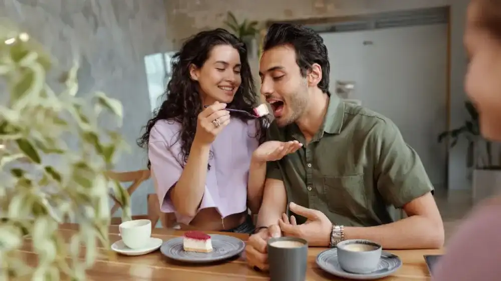 Pareja compartiendo postre