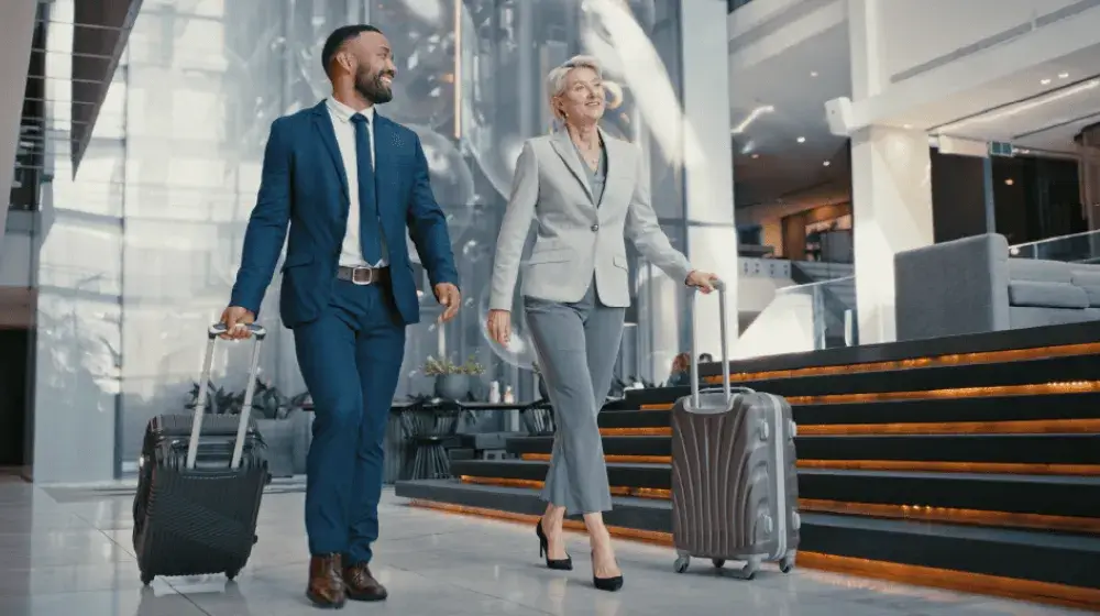 personas utilizando los beneficios de la tarjeta empresarial American Express Business Platinum