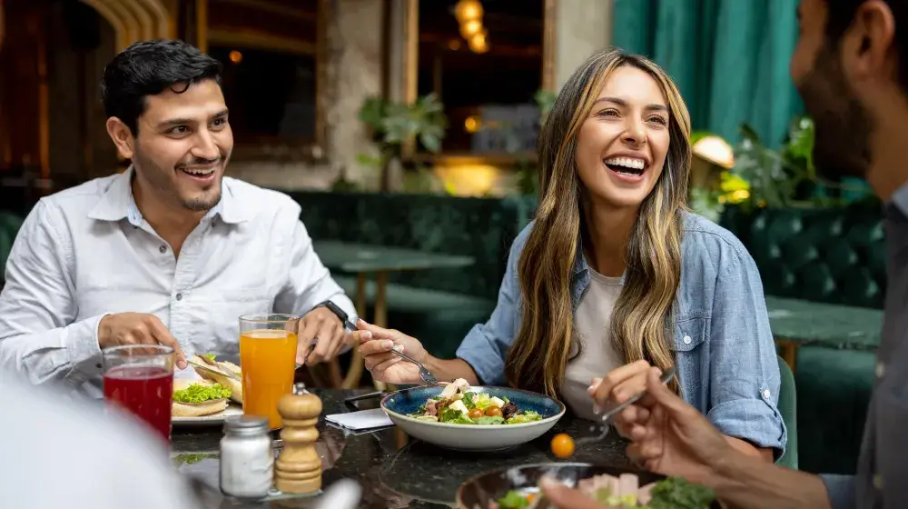 Personas disfrutando de los beneficios de mipromo con Tasa Cero y BAC