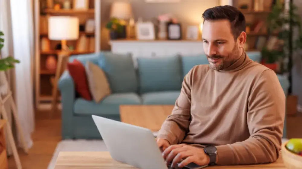 Joven solicitando información en computadora