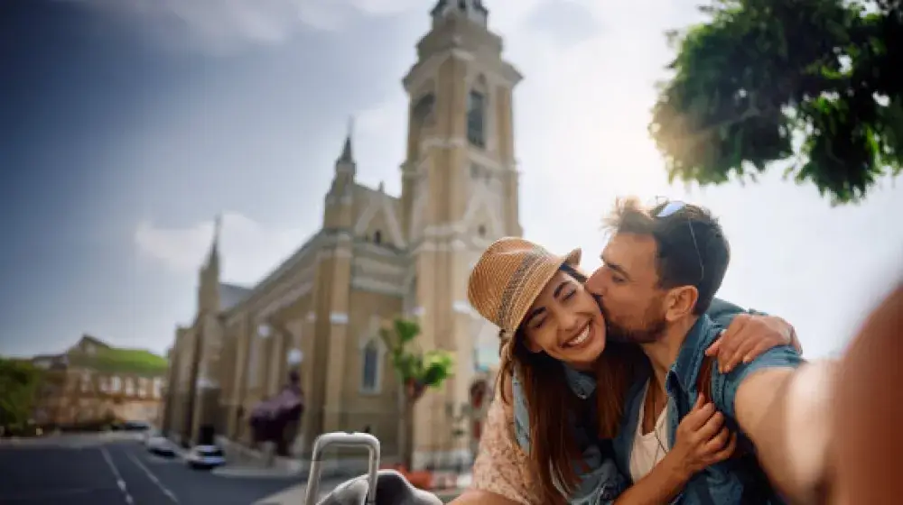 Pareja disfrutando viaje juntos 