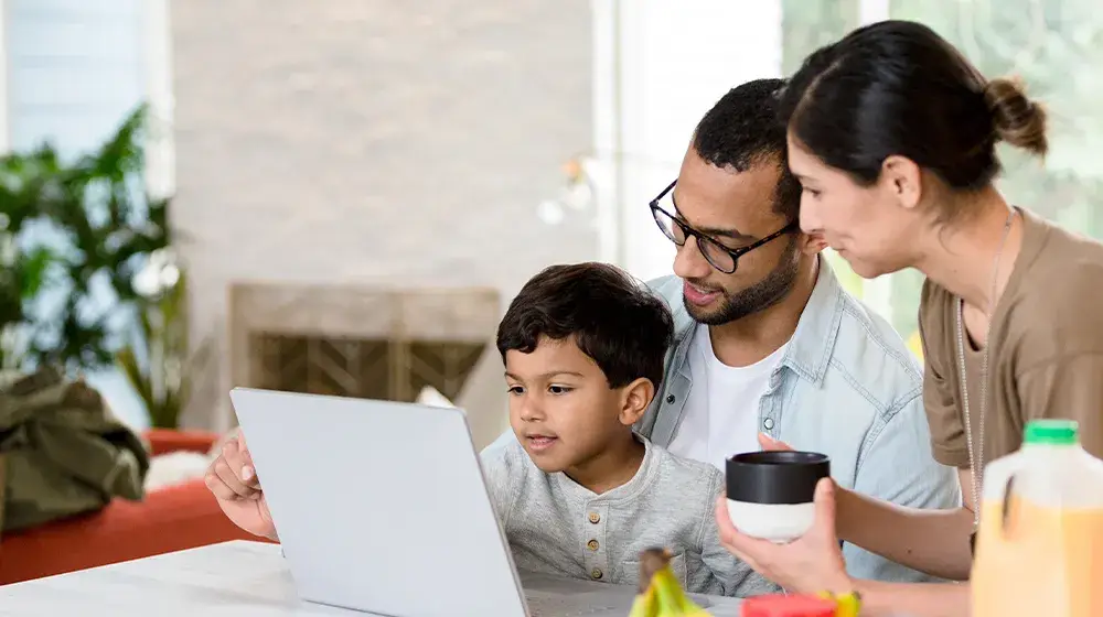 Familia revisando los beneficios de su deposito a plazo en BAC El Salvador