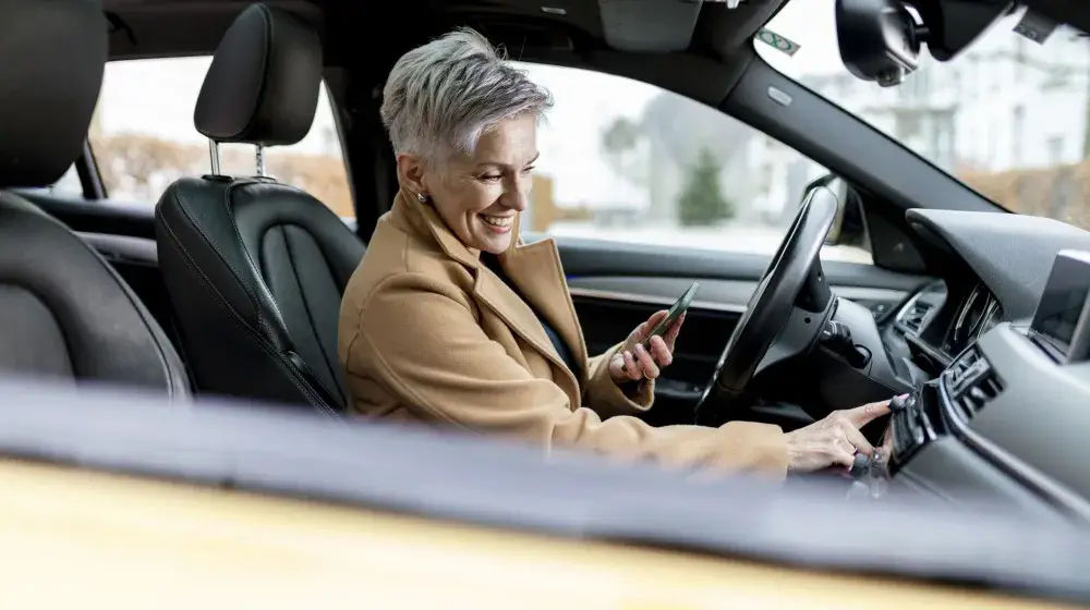 mujer disfrutando del servicio de alquiler de auto gracias a los beneficios de Visa y Lifemiles empresarial