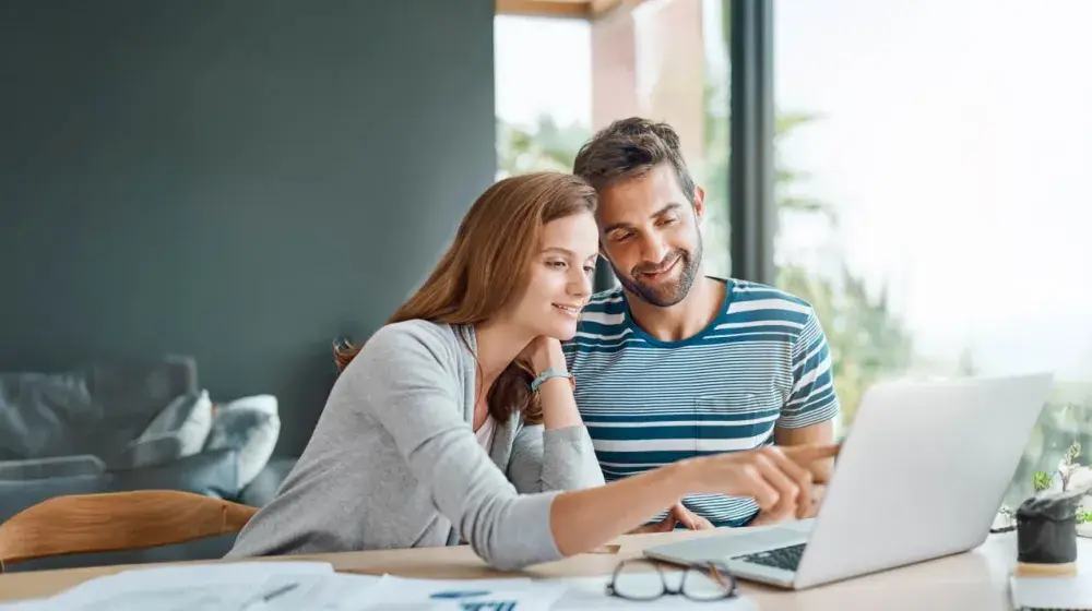 Pareja feliz viendo su seguro de vida