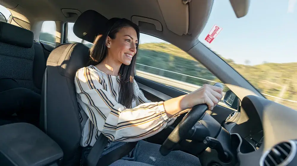 Muestra de colocación del sticker Compass de BAC, donde se ve ubicado en el parabrisas delantero.