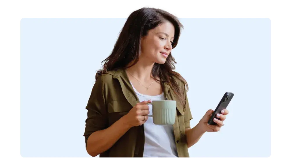 Mujer verificando en su telefono la cuenta bac ahorro que aperturó 100% en línea 