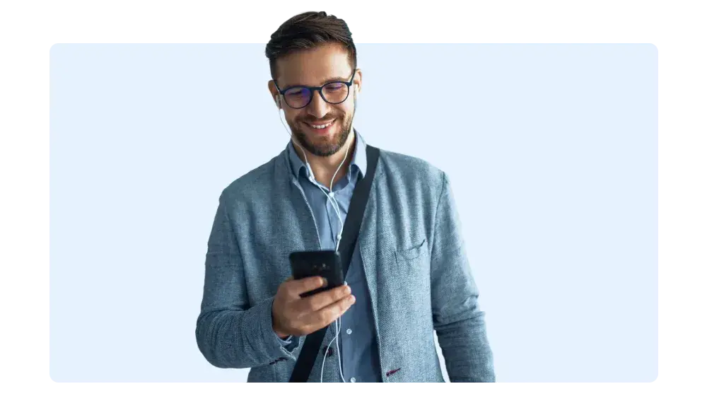 Joven viendo su telefono y creando su cuenta facil de BAC