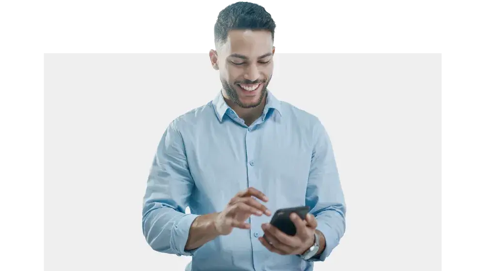 Persona pagando sus servicios desde su celular con su cuenta planilla digital de BAC El Salvador