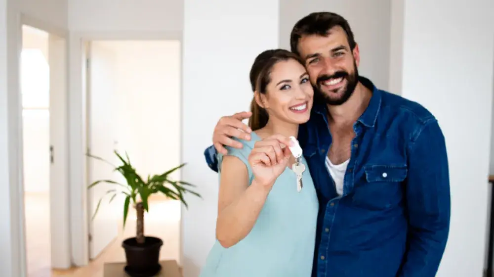 Pareja feliz disfrutando de la tranquilidad que les brinda la opción de extrafinanciamiento de BAC Guatemala