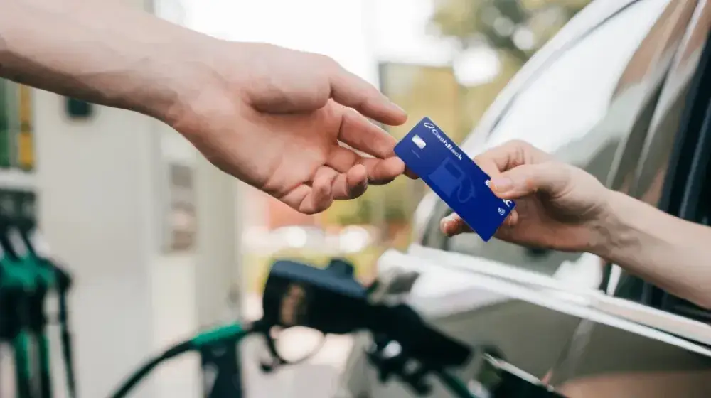 Persona pagando en gasolinera con su tarjeta Cashback de BAC Guatemala
