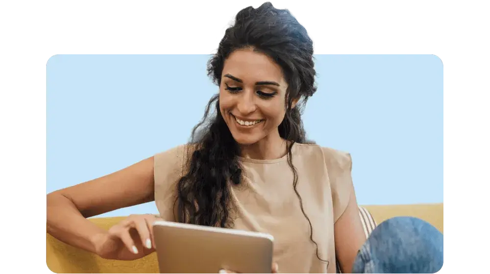 Persona realizando pagos sin contacto con su tarjeta de debito y cuenta de ahorros digital de bac honduras